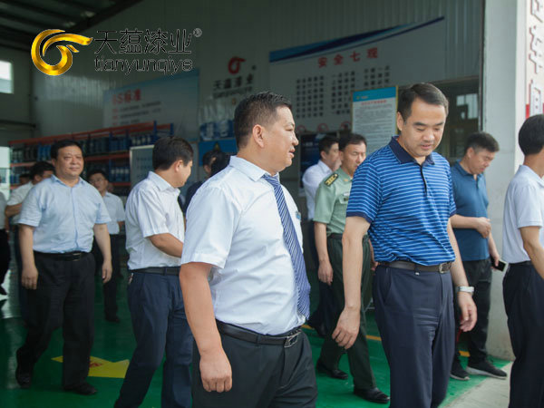 嘉祥縣縣委書(shū)記周生宏，視察天蘊(yùn)漆業(yè)公司